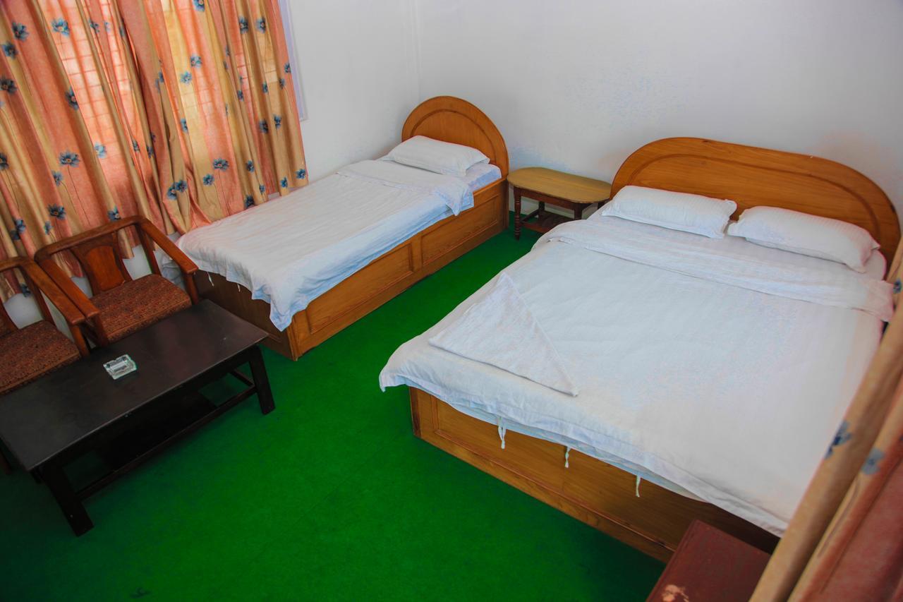 Giri Guest House Pokhara Bagian luar foto