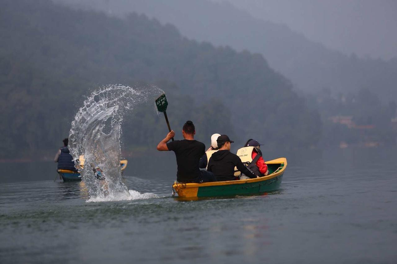 Giri Guest House Pokhara Bagian luar foto