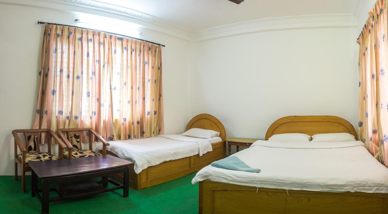 Giri Guest House Pokhara Bagian luar foto