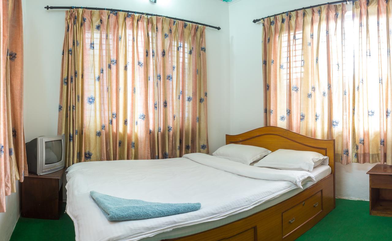 Giri Guest House Pokhara Bagian luar foto