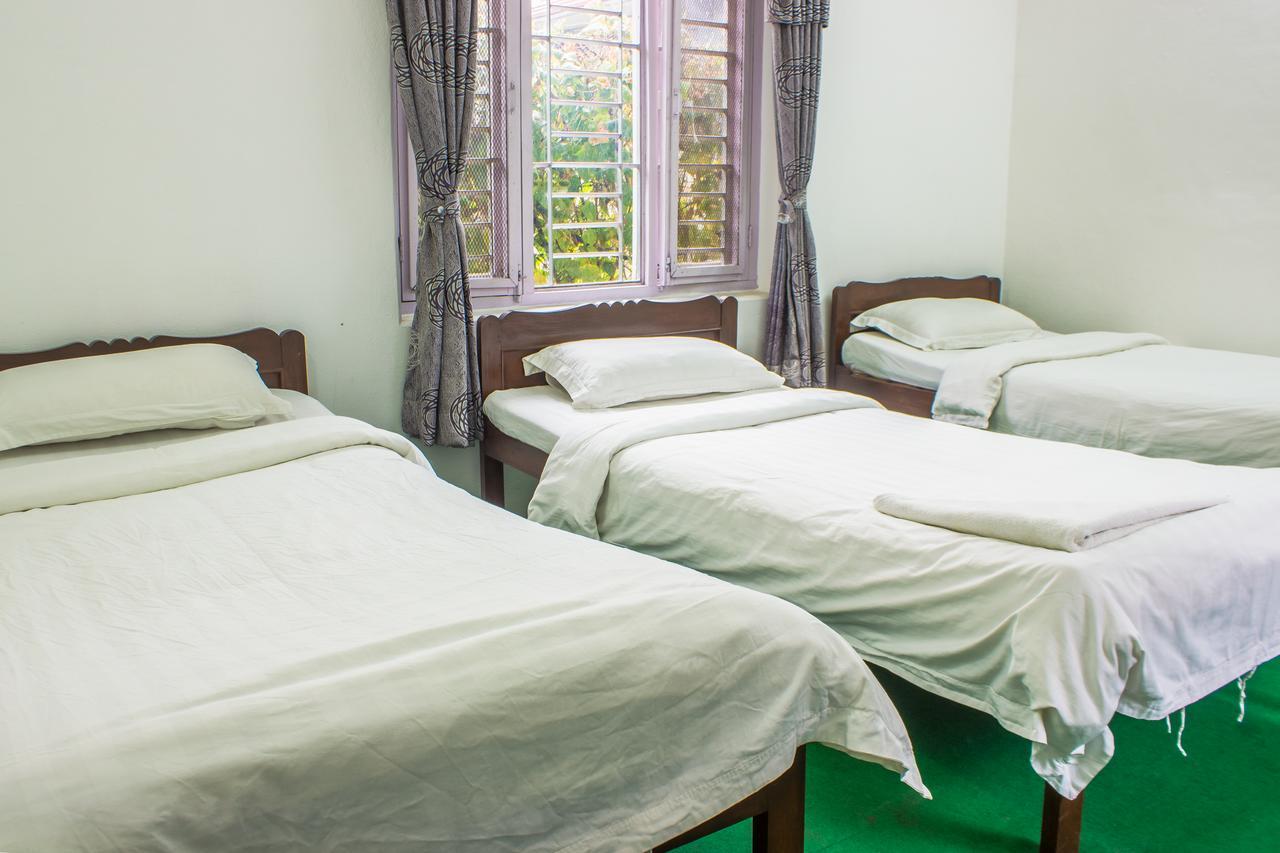 Giri Guest House Pokhara Bagian luar foto