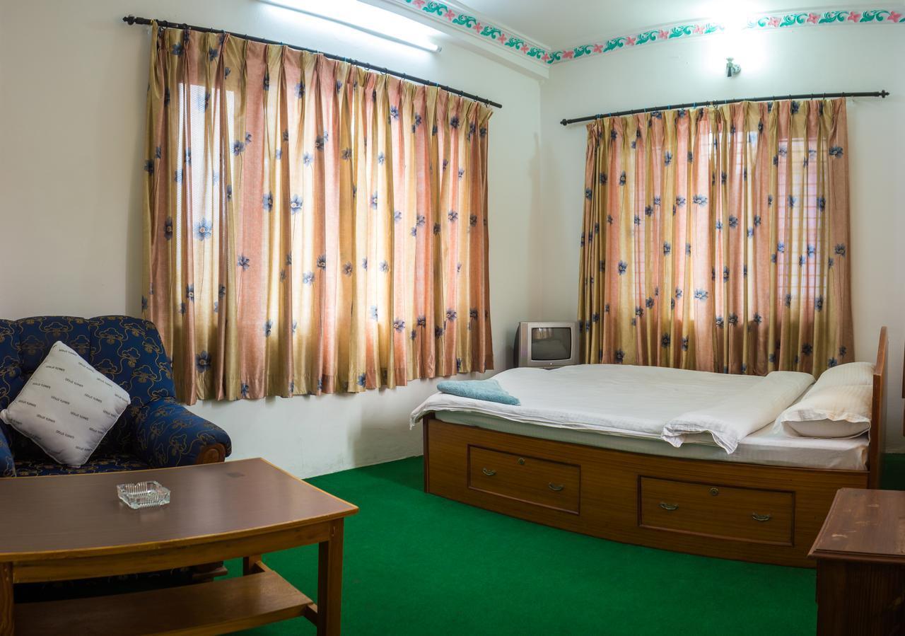 Giri Guest House Pokhara Bagian luar foto