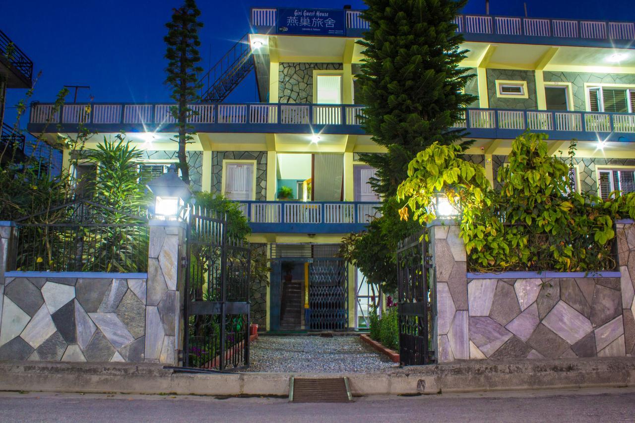 Giri Guest House Pokhara Bagian luar foto